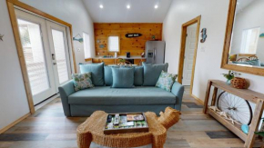 PFC114B Cottage Located in Town, Shared Pool, Ample Parking, Close to Restaurants